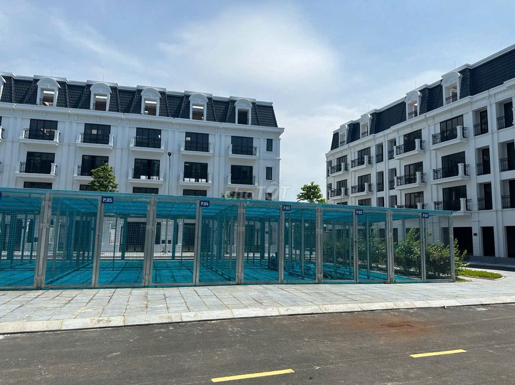 It's the owner who rents the Shophouse 90 meters, the House of Six Xuân Phương.