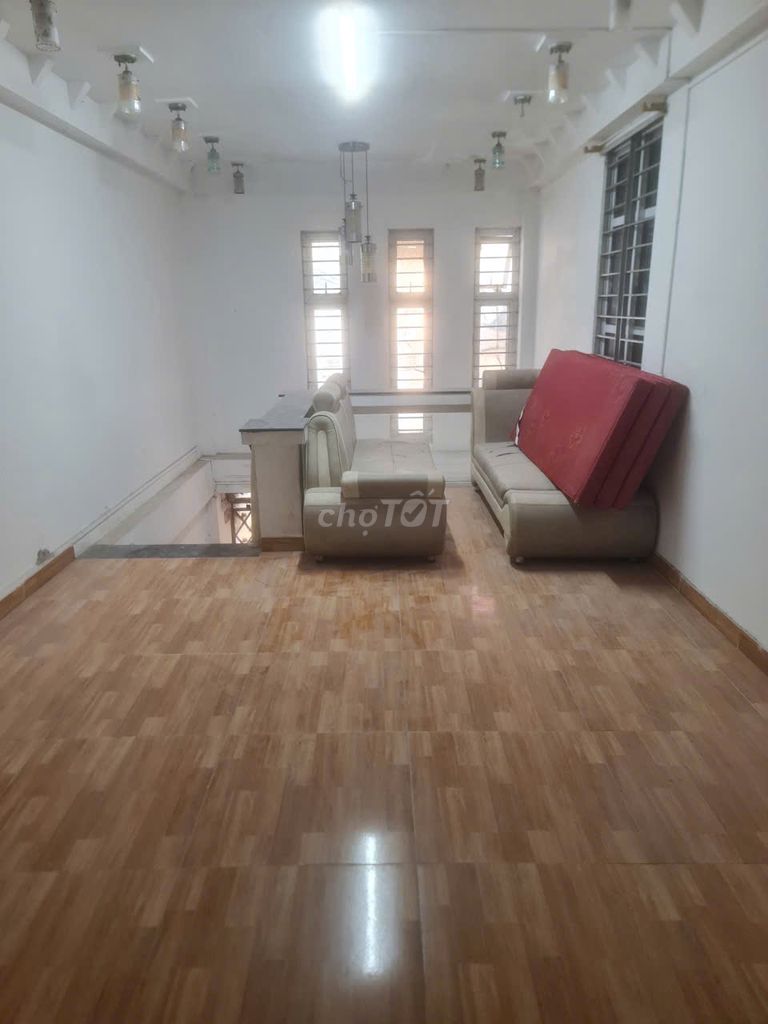 Rent the entire five-story apartment-- three bedrooms, three toilets -- air conditioning, heat.