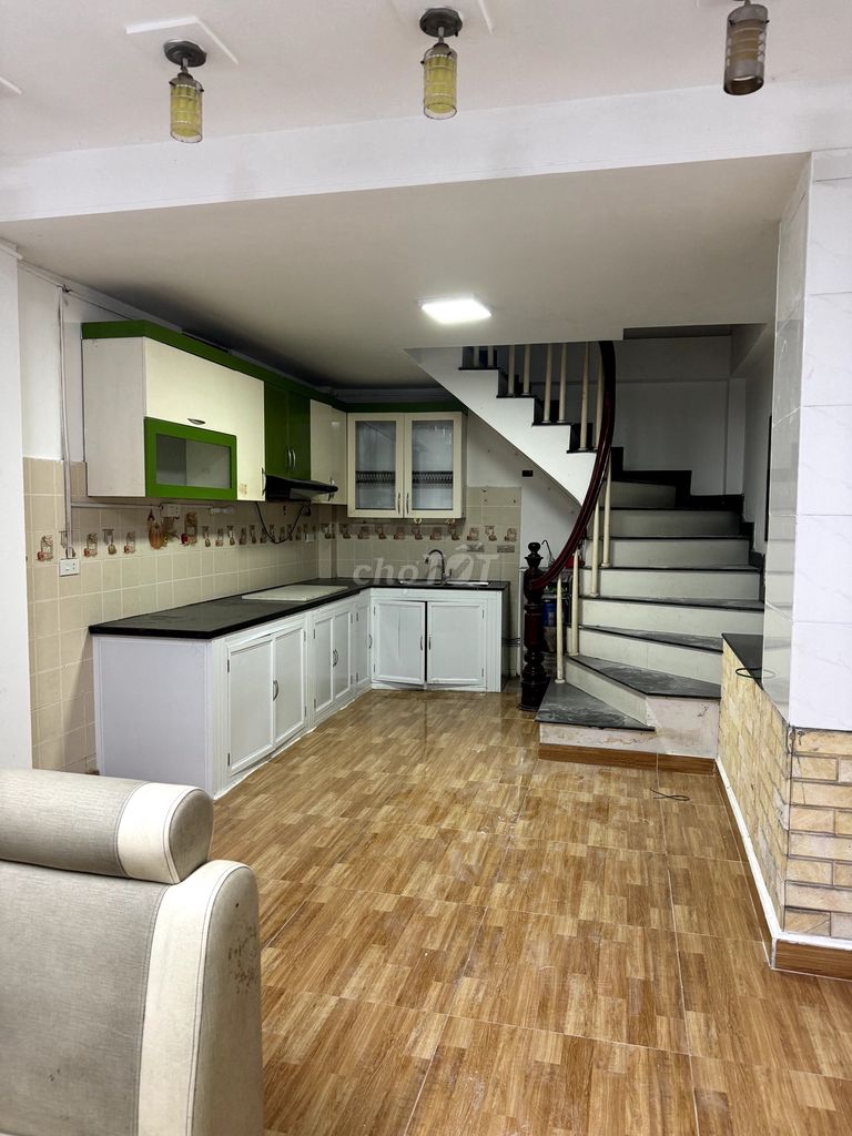 Rent the entire five-story apartment-- three bedrooms, three toilets -- air conditioning, heat.