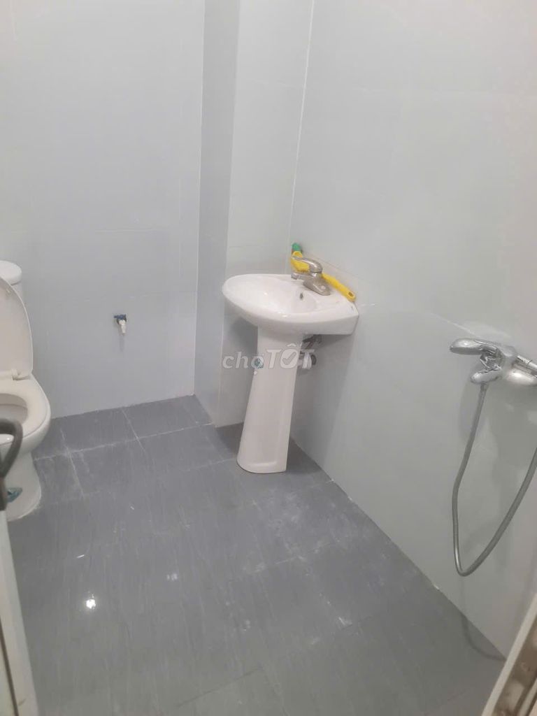 Rent the entire five-story apartment-- three bedrooms, three toilets -- air conditioning, heat.