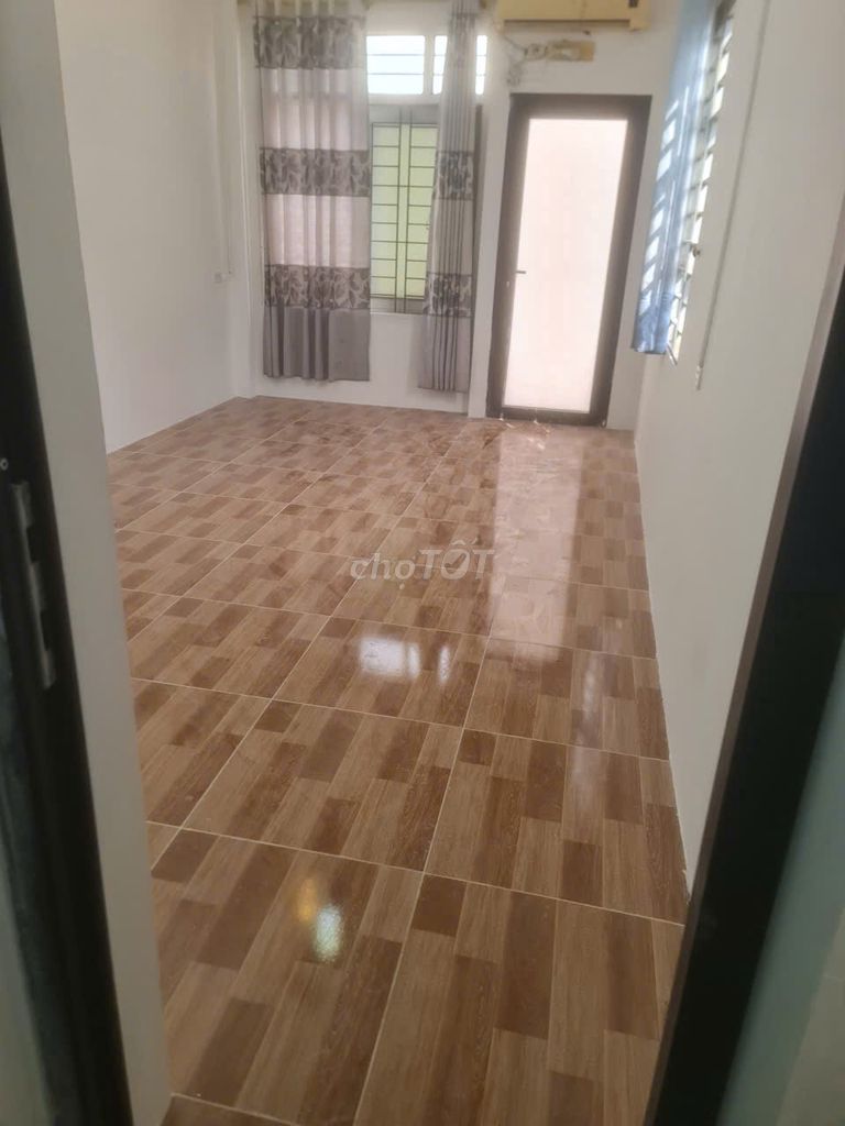 Rent the entire five-story apartment-- three bedrooms, three toilets -- air conditioning, heat.