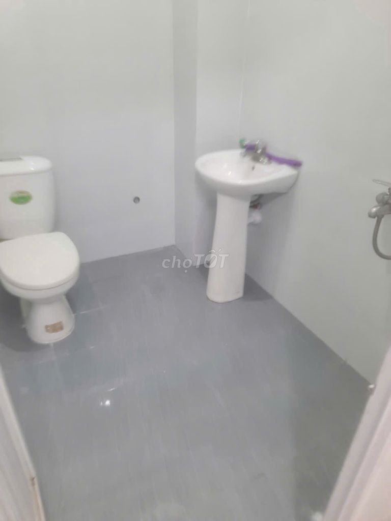 Rent the entire five-story apartment-- three bedrooms, three toilets -- air conditioning, heat.
