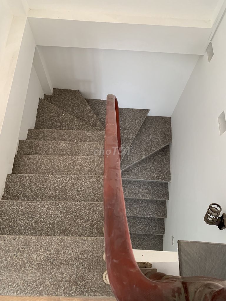 Rent the entire five-story apartment-- three bedrooms, three toilets -- air conditioning, heat.