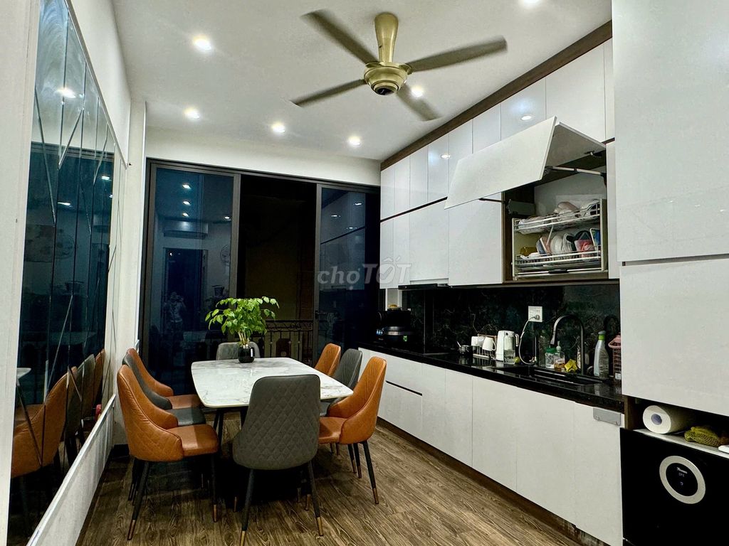 Rent a 5th street Hoàng Sâm - 50 M2 x 5 newly complete interior