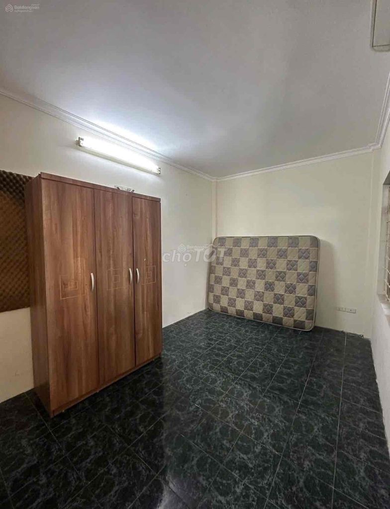 Renting the entire south hall, Đống Đa-- 110 M2, 3 floors, 3 bedrooms, courtyard.