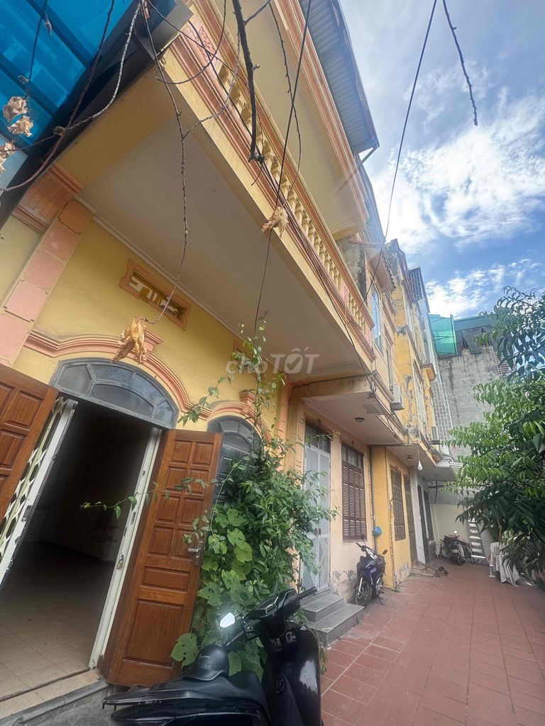 Rent an entire Tân Khai street.