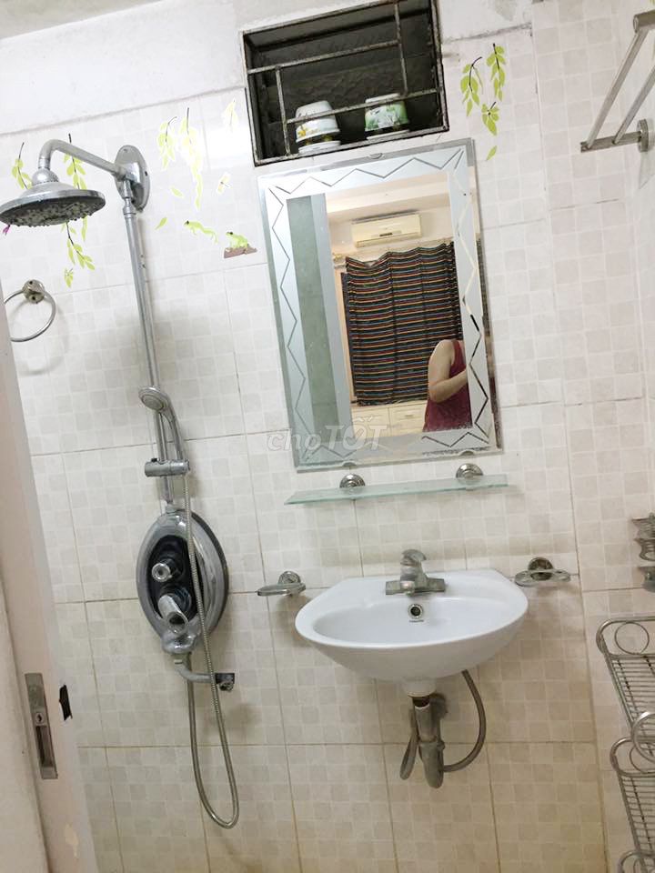 It's the owner who rents his house 5 stories downtown. Văn Miếu-Plainstrics.