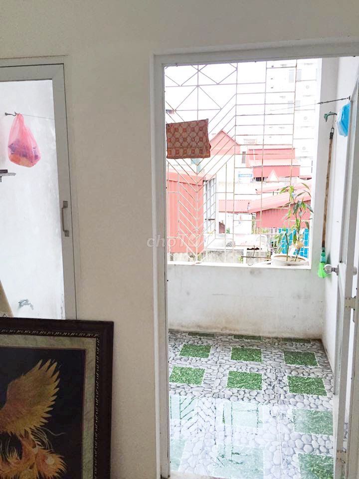 It's the owner who rents his house 5 stories downtown. Văn Miếu-Plainstrics.