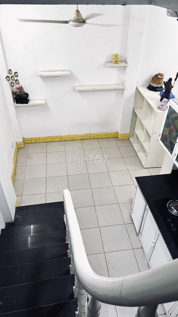 It's the owner who rents his house 5 stories downtown. Văn Miếu-Plainstrics.