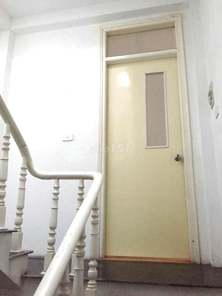 It's the owner who rents his house 5 stories downtown. Văn Miếu-Plainstrics.