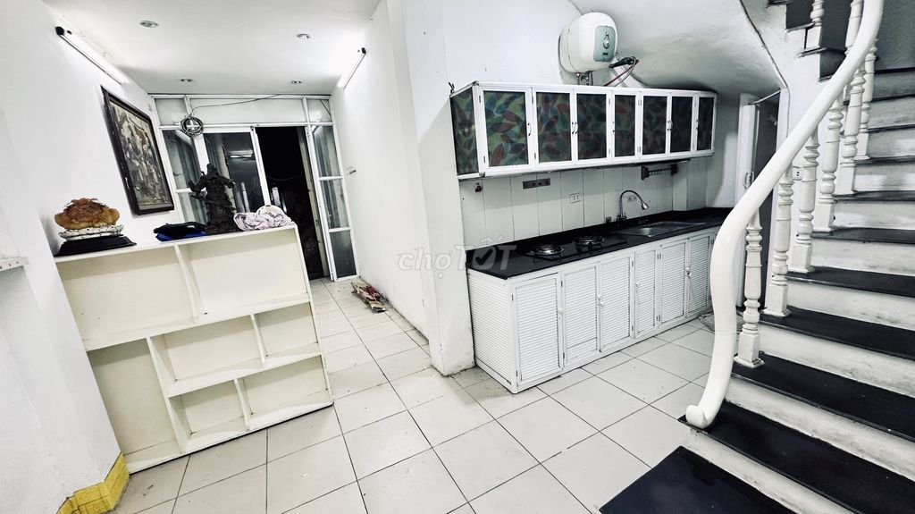 It's the owner who rents his house 5 stories downtown. Văn Miếu-Plainstrics.