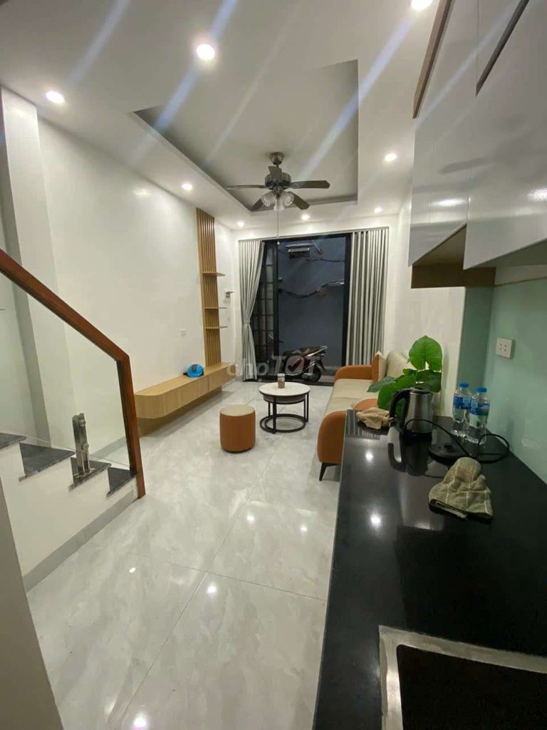 Renting his own house 5 stories in a wide way.