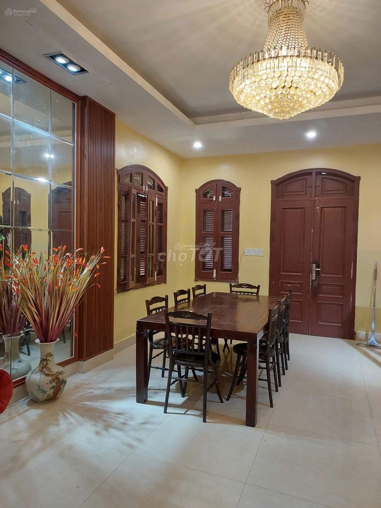 Rent the businessman, Lạc Long Quân service apartment, 5 sleeping, 2 meters cash, garden yard