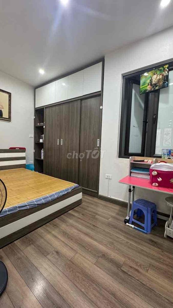 Let's rent out a 50-foot 4-story, new bedroom. 8 million in right now.