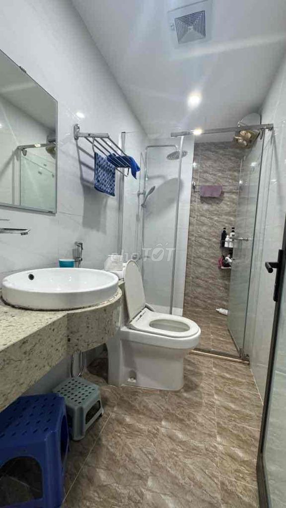Let's rent out a 50-foot 4-story, new bedroom. 8 million in right now.