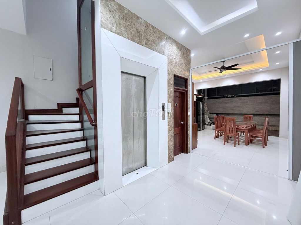 Nice elevator house. Lạc Long Quân, Tây Hồ. area 100 meters2, 5 T. 40 million.