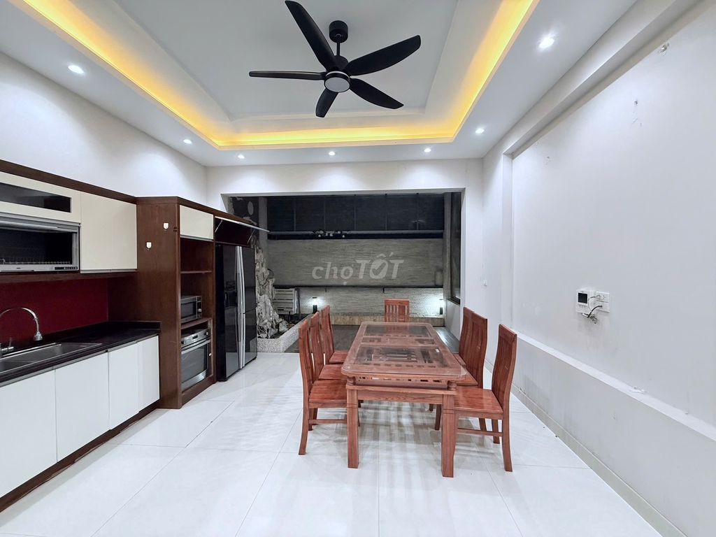 Nice elevator house. Lạc Long Quân, Tây Hồ. area 100 meters2, 5 T. 40 million.