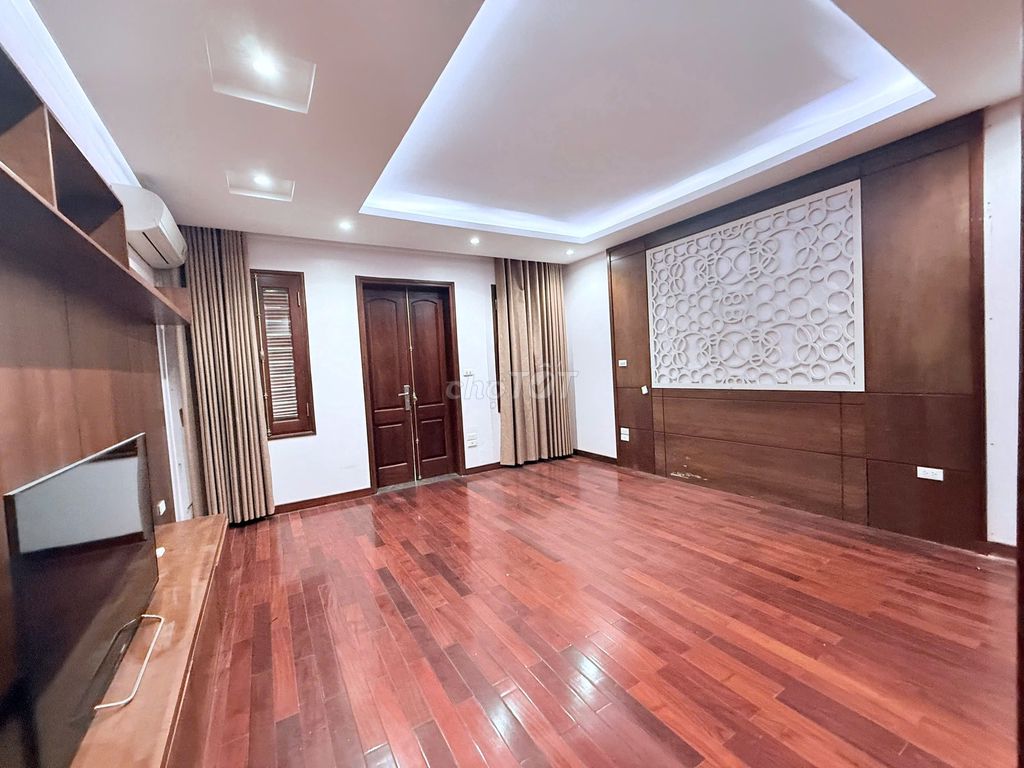 Nice elevator house. Lạc Long Quân, Tây Hồ. area 100 meters2, 5 T. 40 million.