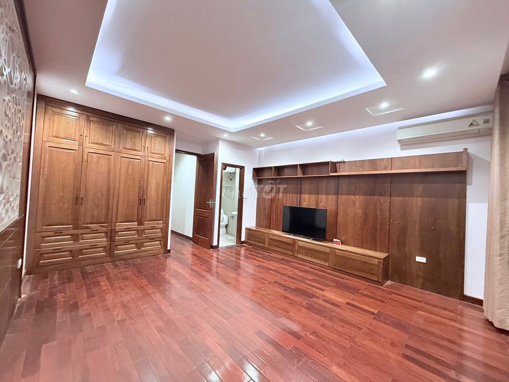 Nice elevator house. Lạc Long Quân, Tây Hồ. area 100 meters2, 5 T. 40 million.