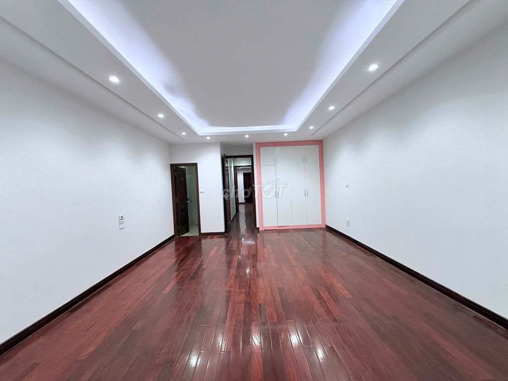 Nice elevator house. Lạc Long Quân, Tây Hồ. area 100 meters2, 5 T. 40 million.