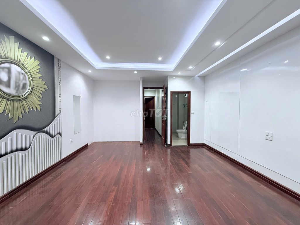 Nice elevator house. Lạc Long Quân, Tây Hồ. area 100 meters2, 5 T. 40 million.