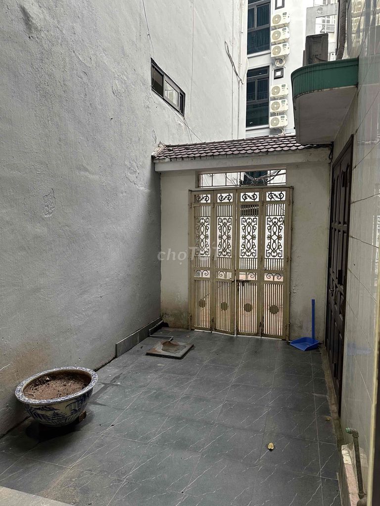 Rent the original three bedrooms, two toilets-- 110 M2-- 3 floors-- south side, Đống Đa 017.