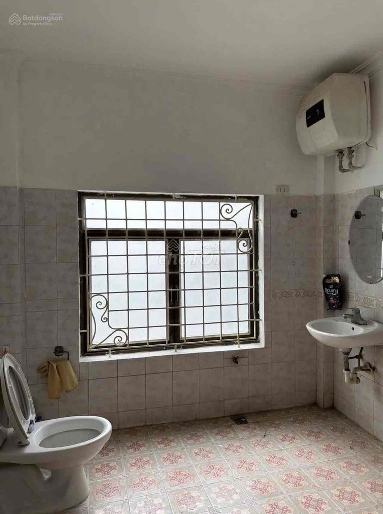 Rent the original three bedrooms, two toilets-- 110 M2-- 3 floors-- south side, Đống Đa 017.
