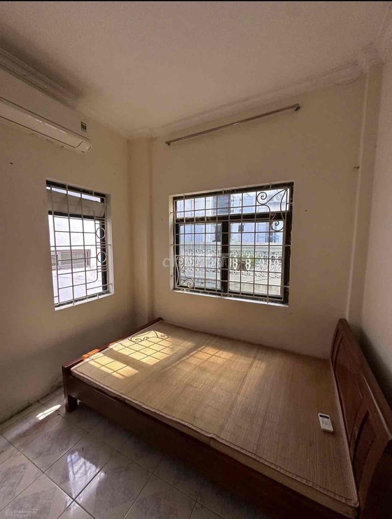 Rent the original three bedrooms, two toilets-- 110 M2-- 3 floors-- south side, Đống Đa 017.