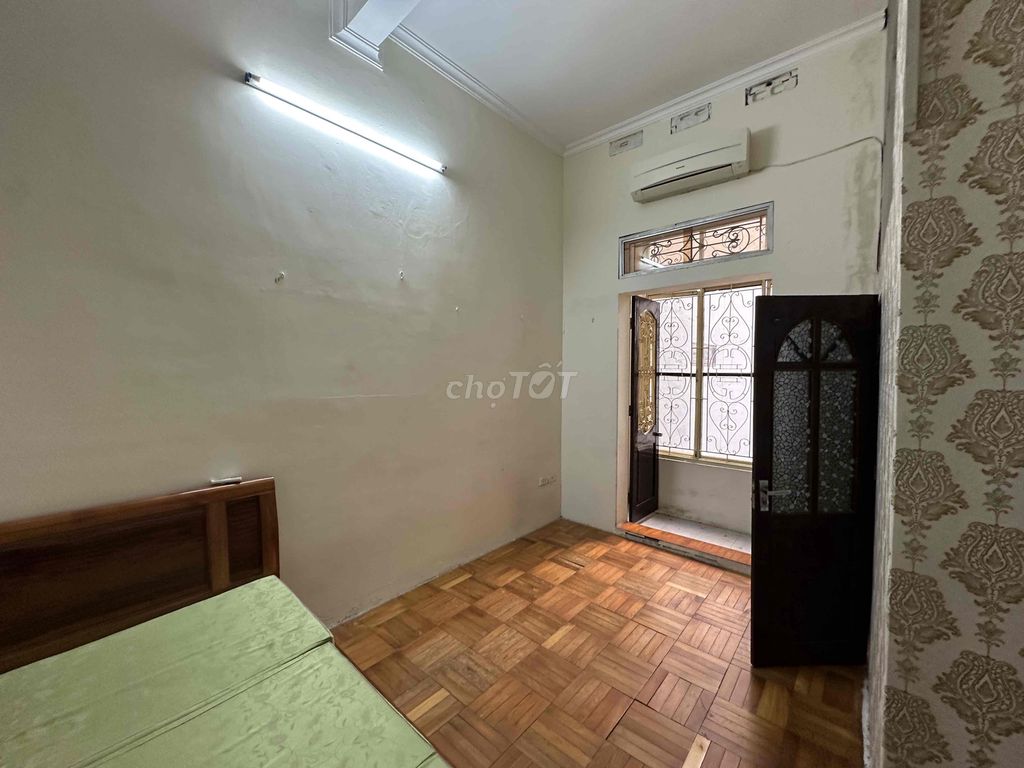 Rent the original three bedrooms, two toilets-- 110 M2-- 3 floors-- south side, Đống Đa 017.