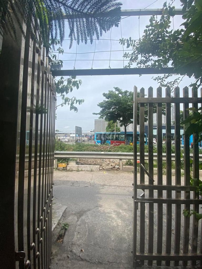 The little house on Ngọc Hồi Street needs rent.