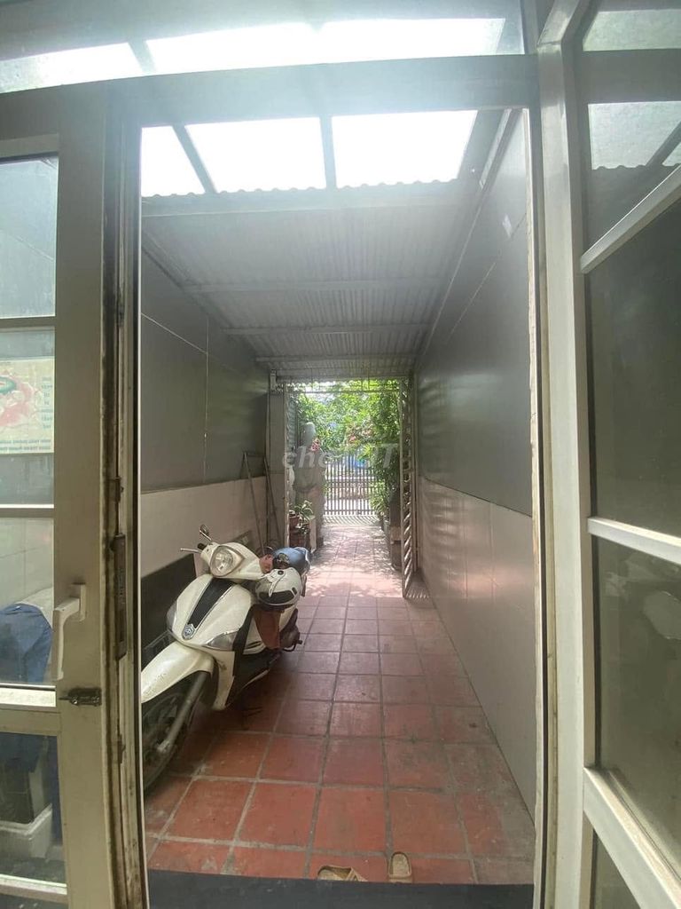 The little house on Ngọc Hồi Street needs rent.