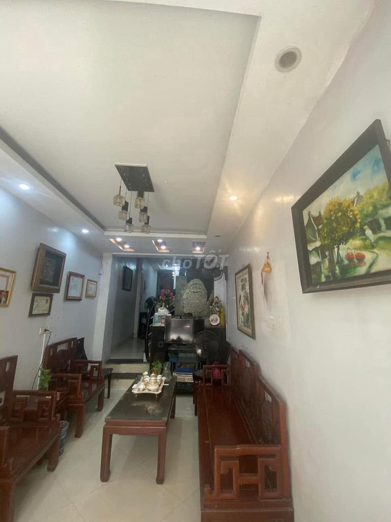 The little house on Ngọc Hồi Street needs rent.