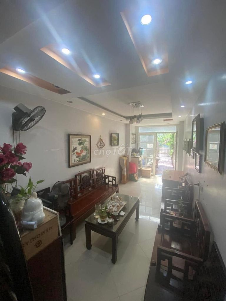 The little house on Ngọc Hồi Street needs rent.