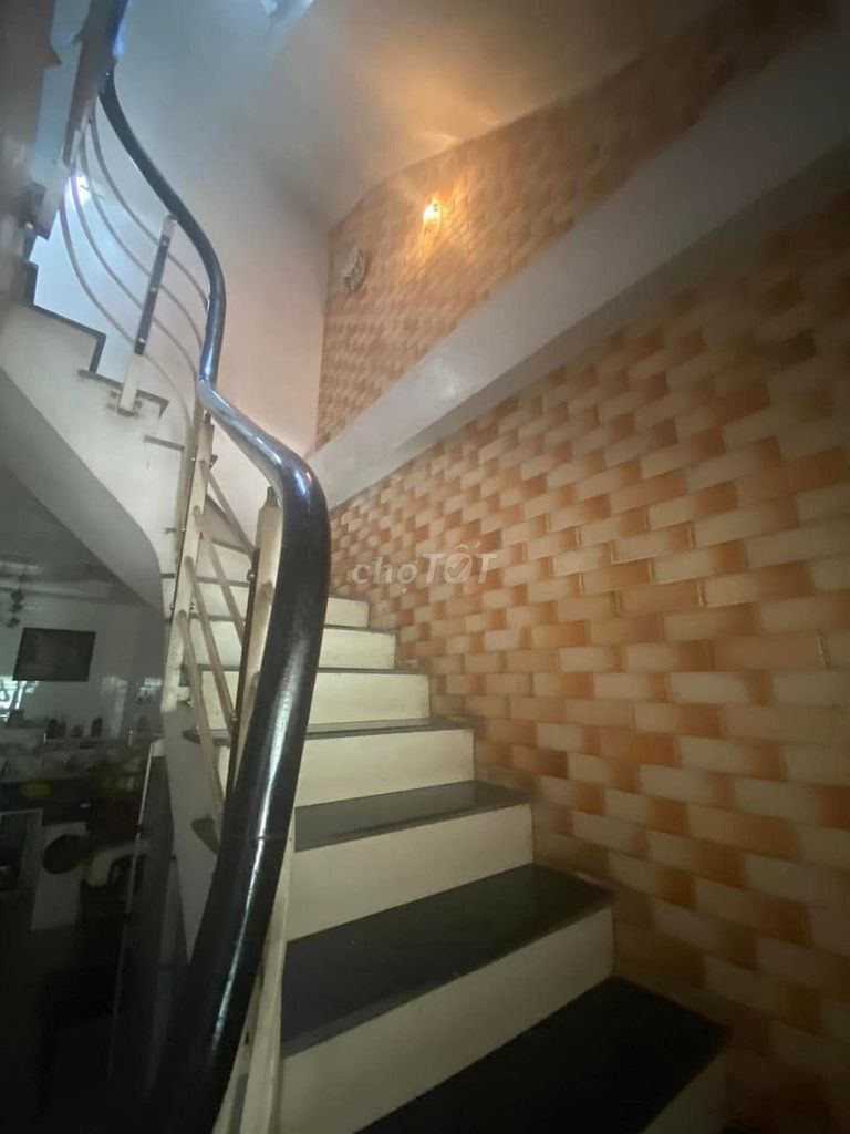 The little house on Ngọc Hồi Street needs rent.