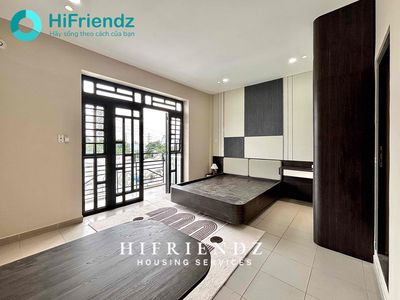Open the high-end balcony studio right away.