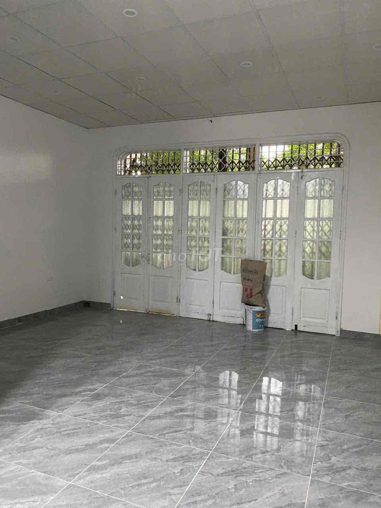 building for the Qq, 90 meters x 5 story, elevator, two sides of the road.