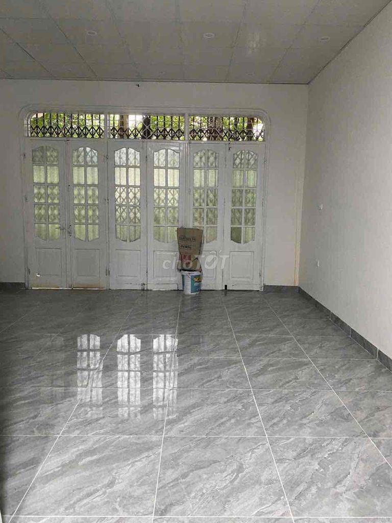 building for the Qq, 90 meters x 5 story, elevator, two sides of the road.