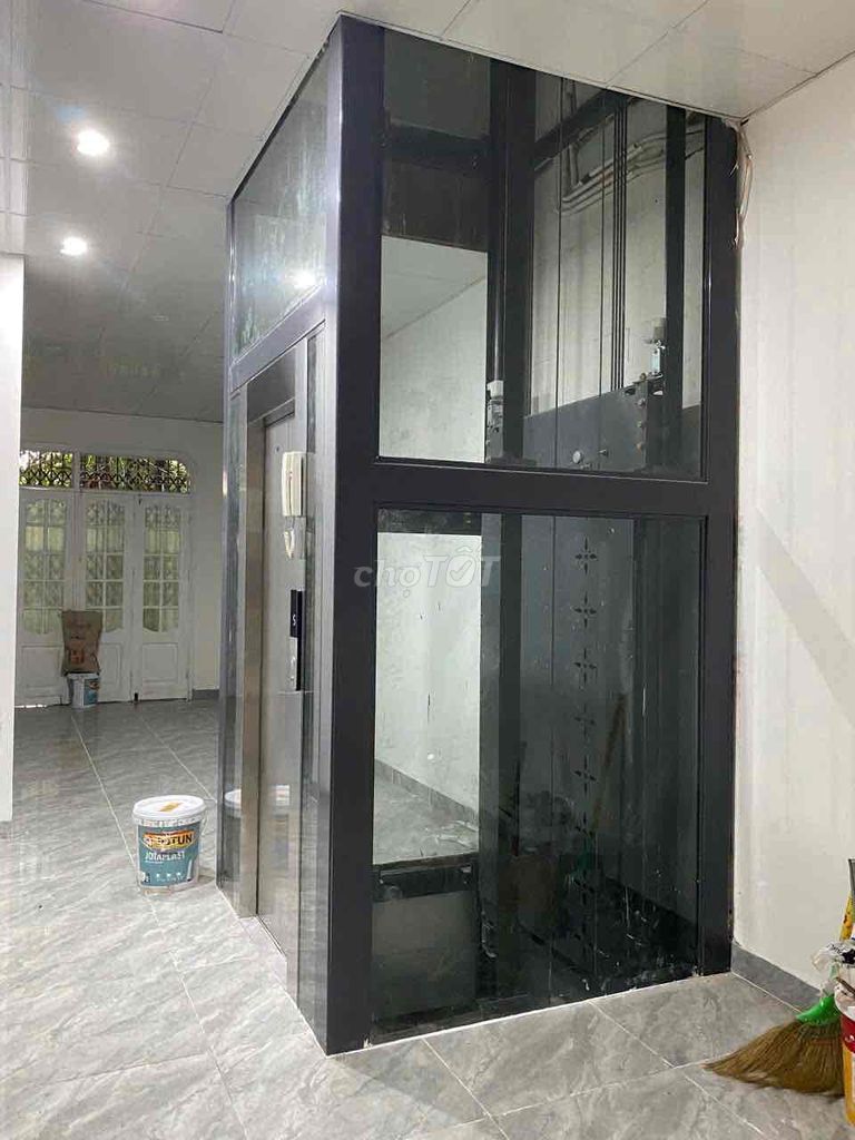 building for the Qq, 90 meters x 5 story, elevator, two sides of the road.