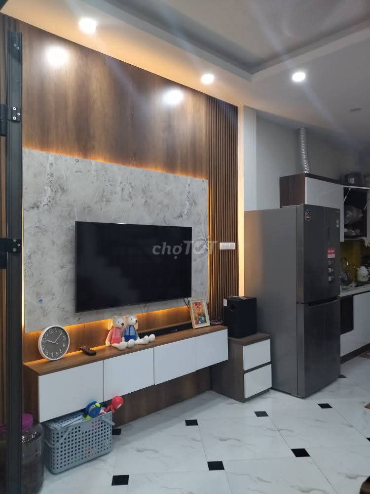 It's the owner who rents the original house 5 floors above 269 Ngõ Quỳnh.