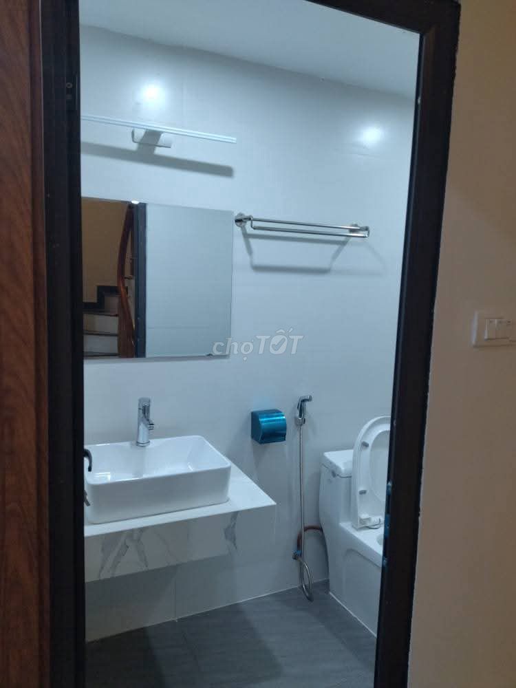It's the owner who rents the original house 5 floors above 269 Ngõ Quỳnh.