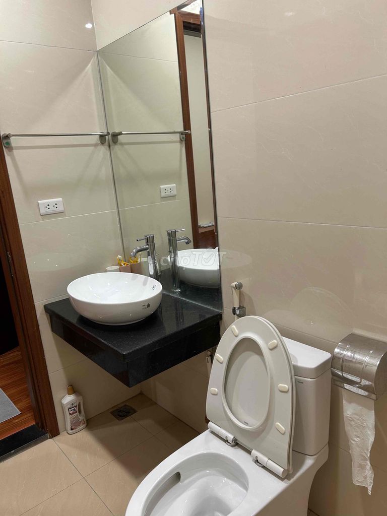 Rent a high-end apartment, free parking car, no service charge-- Cầu Giấy