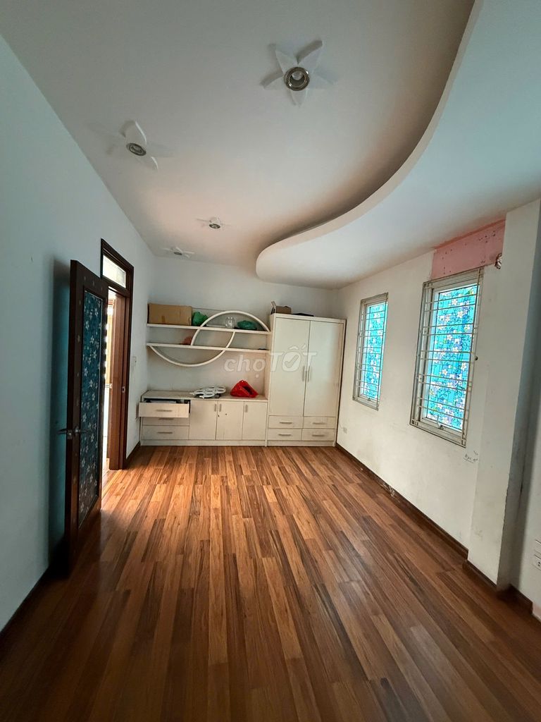 Hired his own three-story apartment. It's nice to be on Tân Ấp, Ba Đình, hen.