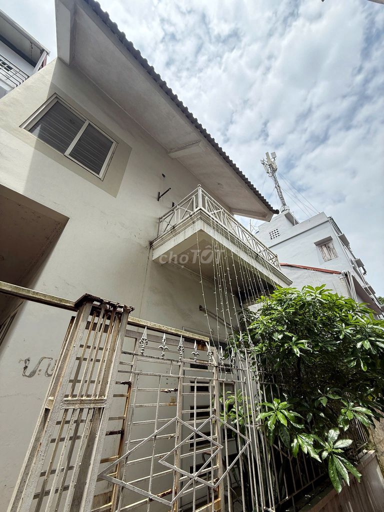 Hired his own three-story apartment. It's nice to be on Tân Ấp, Ba Đình, hen.