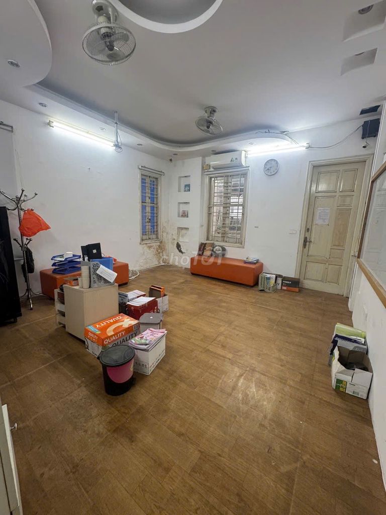 Rent a corner hall Láng Hạ - martial arts pass - Car avoids each other