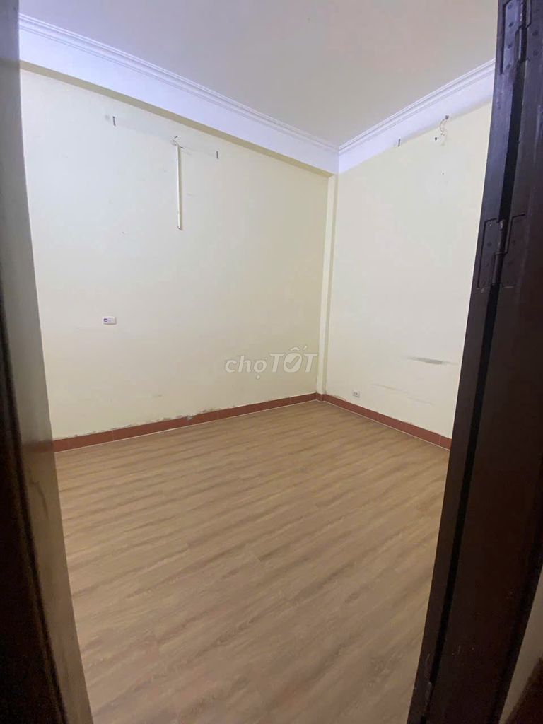 Rent the alley 68 Trung Kính, area 65 m2 x 4 floors per floor 2 p + 1 toilet