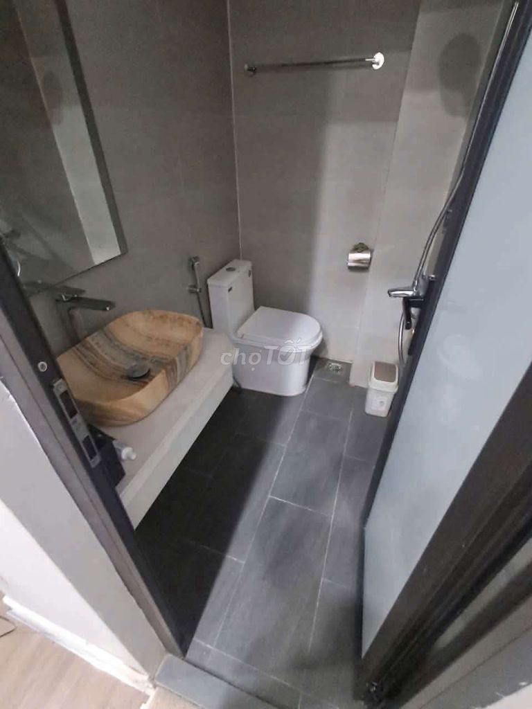 Ngô Gia Tự-- nice two bedrooms, two toilets-- parked day and night-- 7 million a month!