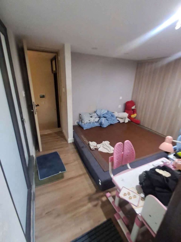 Ngô Gia Tự-- nice two bedrooms, two toilets-- parked day and night-- 7 million a month!