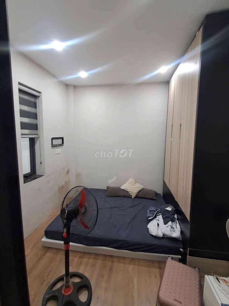 Ngô Gia Tự-- nice two bedrooms, two toilets-- parked day and night-- 7 million a month!
