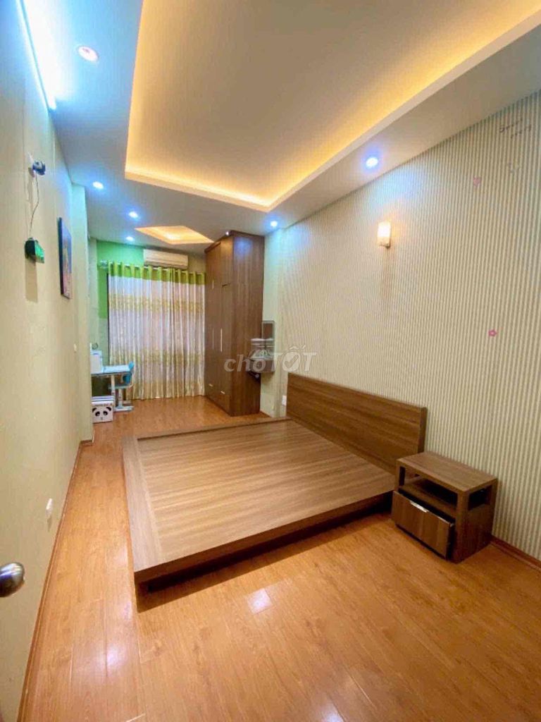 Rent Quan Nhân three bedrooms full of furniture near a lot of 15 million universities.