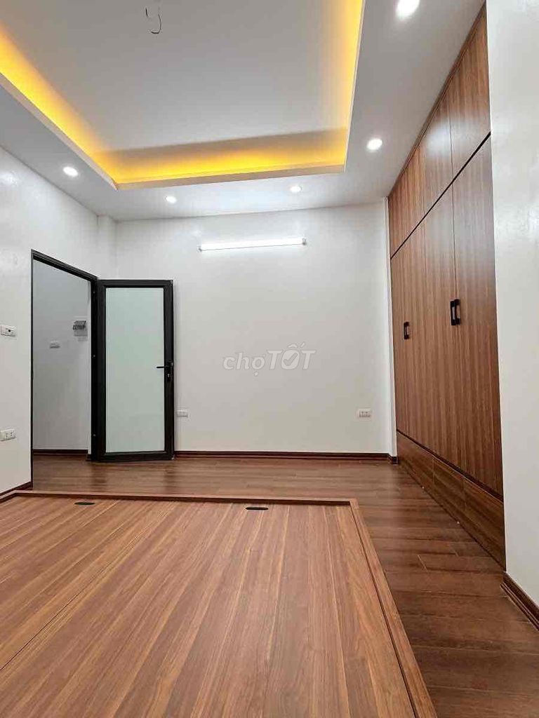 Five floors to the new house, 12.5 million a month with a suitcase.
